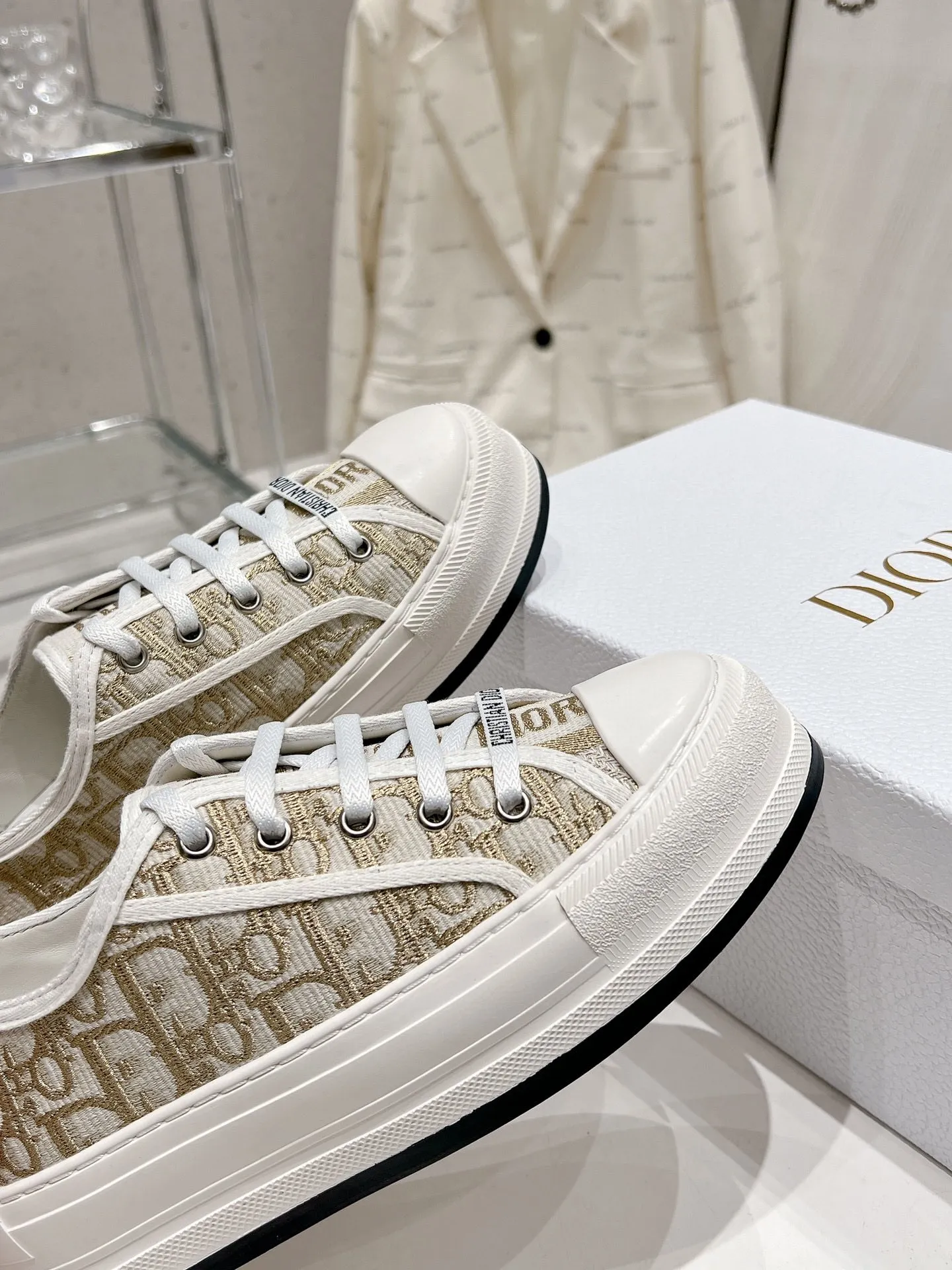 👟👟Ex-factory price P520👟👟 Dior Series Dior Dior 2024 Walk'n Series Presbyopia Embroidery Thick-soled Canvas Shoes Casual Sports Shoes Original Purchase Development Production This Walk'n'Dior thick-soled sneaker is a fashionable item that enhances the style of this series. Oblique printed cotton embroidered upper with comfortable platform sole, tongue and Christian Dior Paris signature laces. Can add fashionable temperament to all kinds of casual looks ▪️Fabric: Original customized imported Oblique printed embroidery ▪️Lining: Imported soft sheepskin lining ▪️Outsole: Original exclusive molded TPU material ▪️Sole thickness: 4.5CM ▪️Size: Women's 35-40